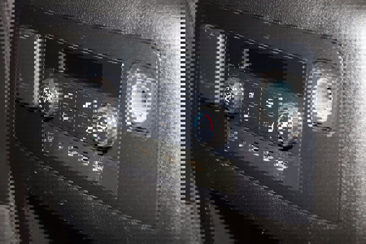 Used 2018 GMC Yukon Denali w/ Open Road Package image 16