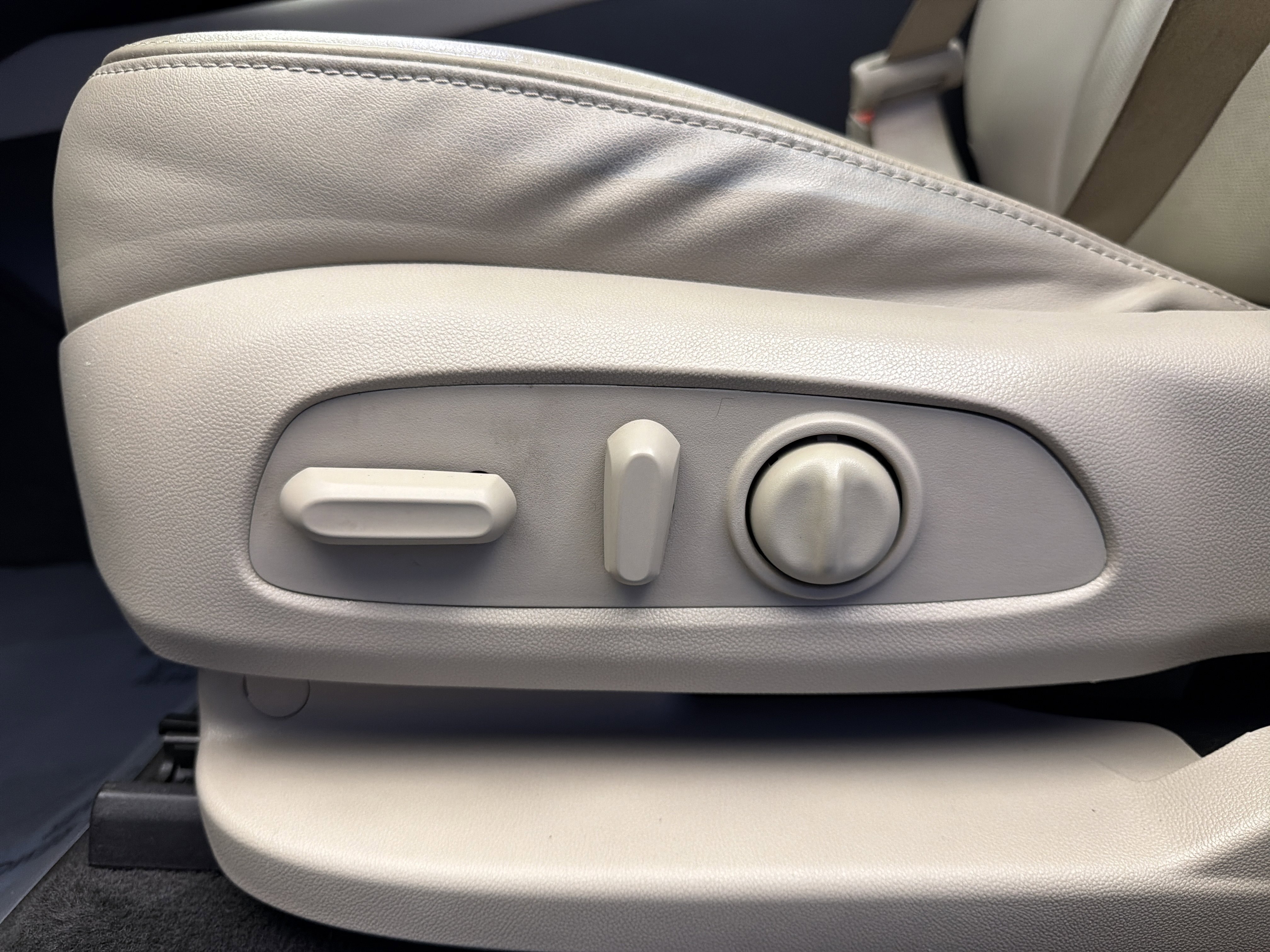 Used 2020 Buick Enclave Essence w/ Sound and Sites Package AWD/4WD image 12