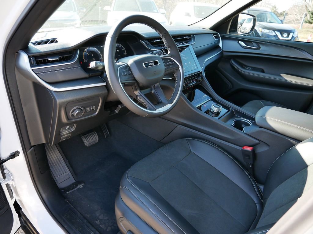 New 2025 Jeep Grand Cherokee Laredo image 2