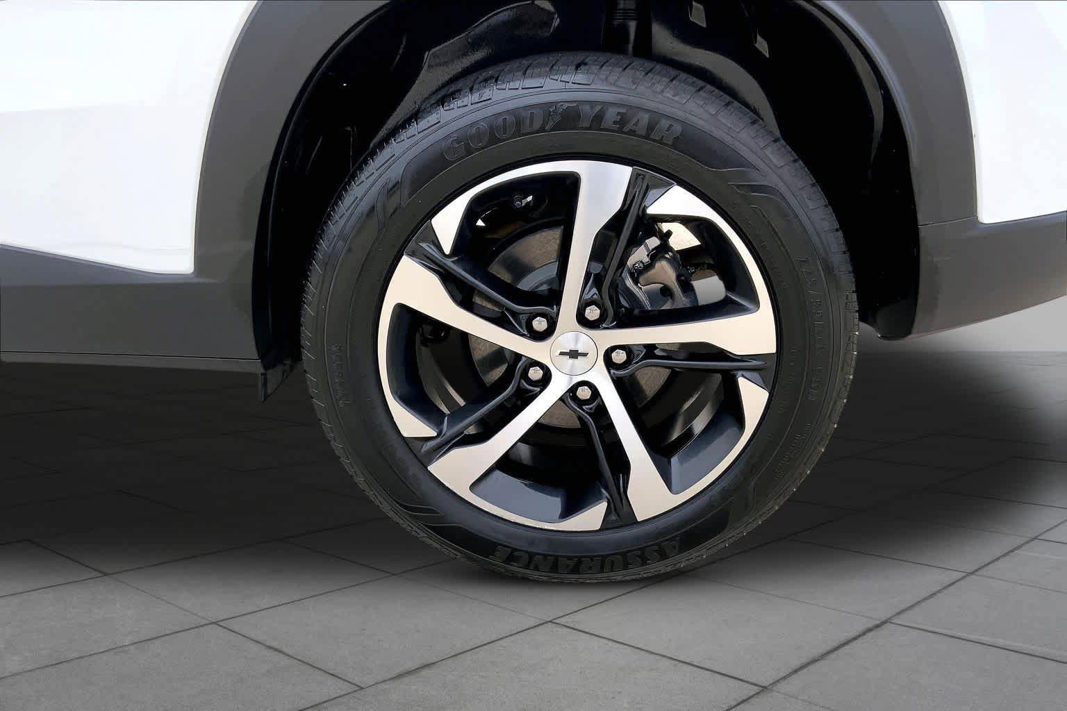 Used 2025 Chevrolet Trax RS w/ Sunroof Package FWD image 11