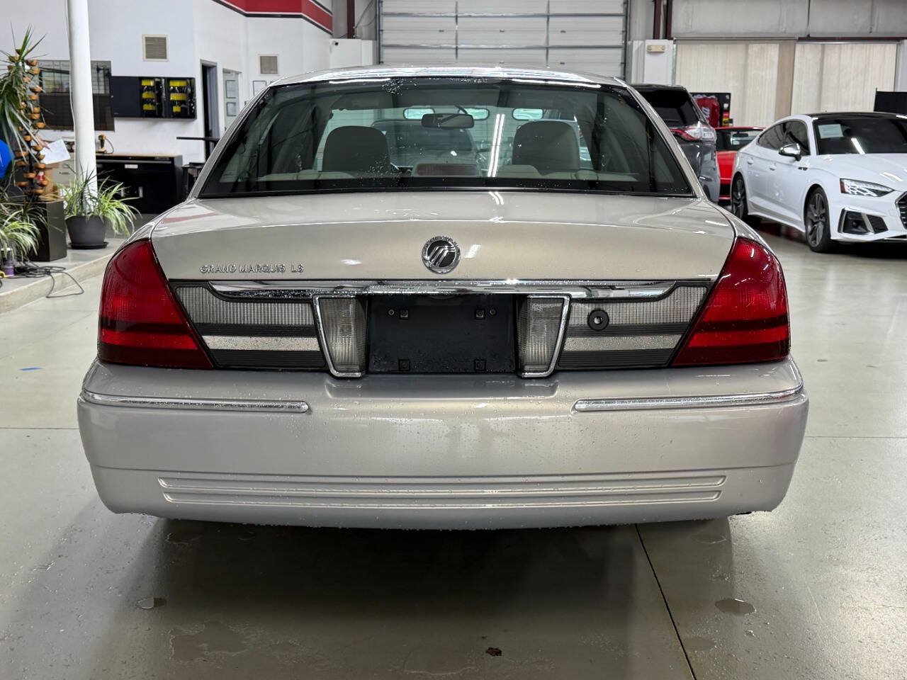 Used 2010 Mercury Grand Marquis LS RWD image 3