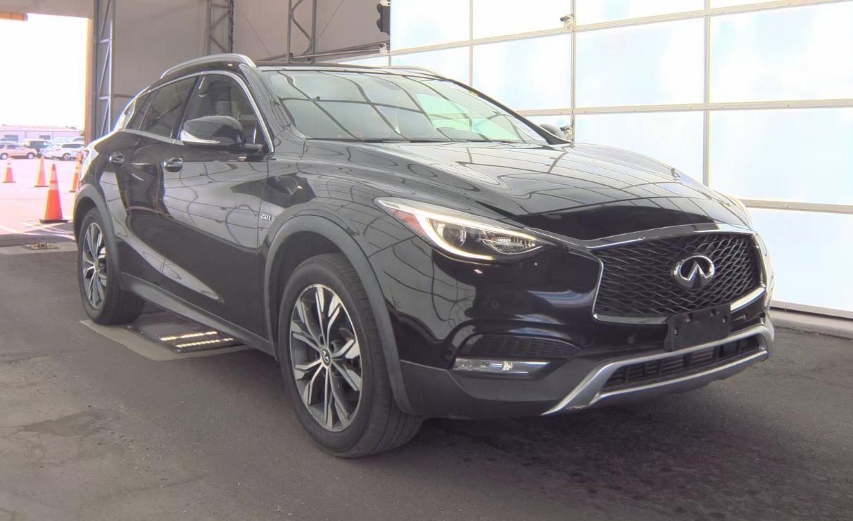 Used 2018 INFINITI QX30 Premium w/ Navigation Package image 4