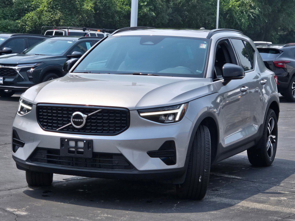 Used 2024 Volvo XC40 B5 Core image 4