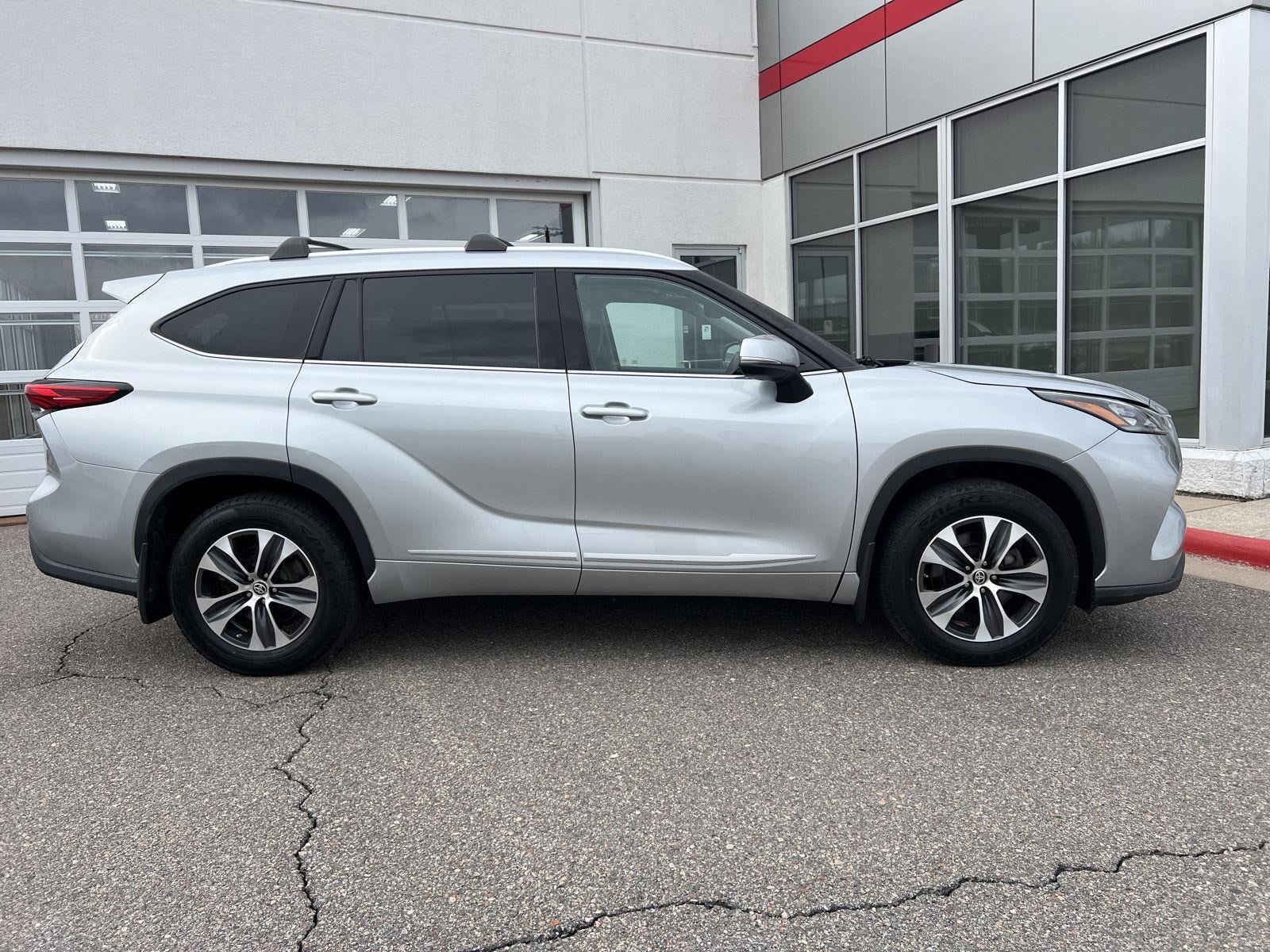 Used 2020 Toyota Highlander XLE AWD/4WD image 11