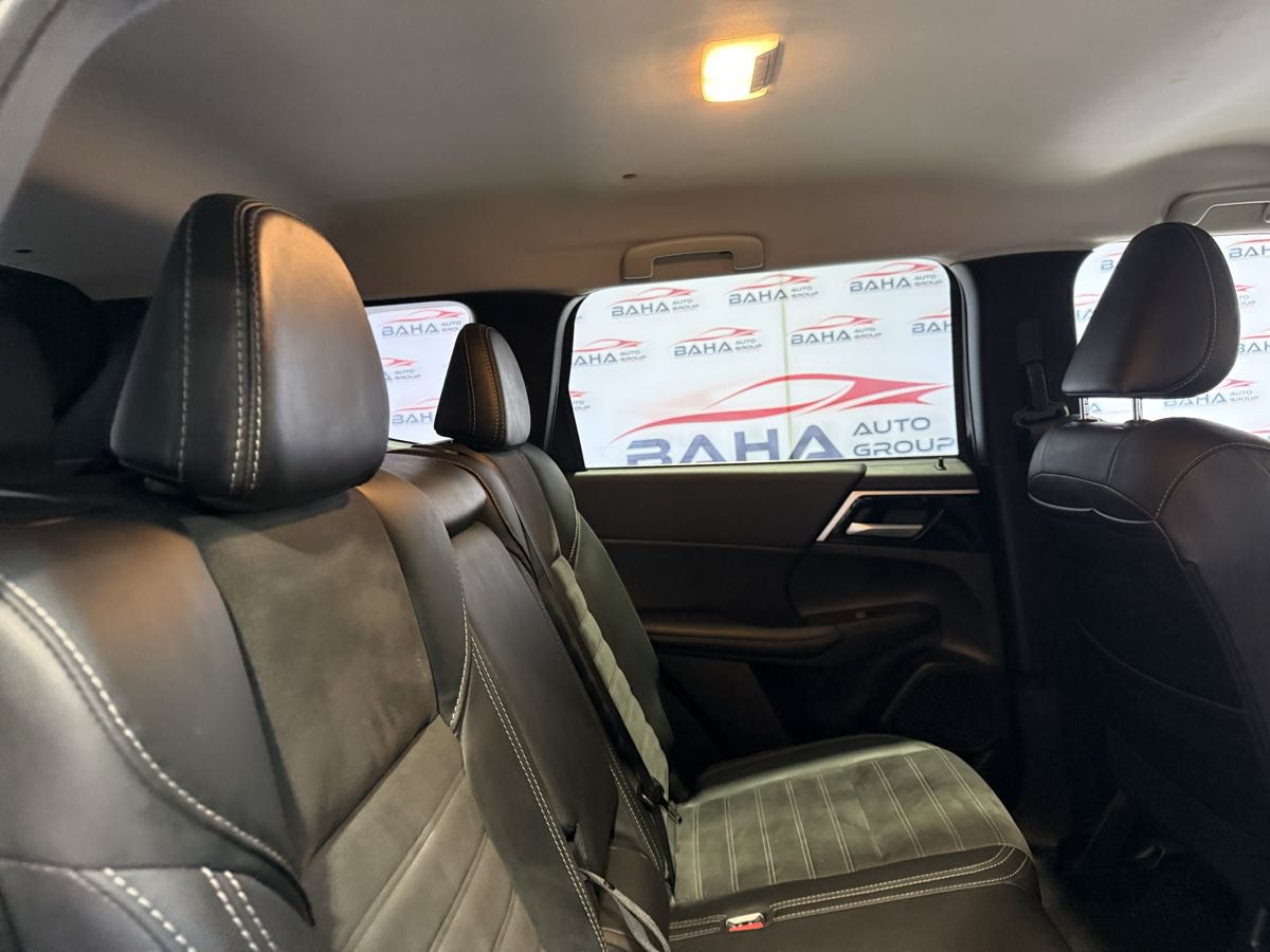 Used 2024 Mitsubishi Outlander AWD image 48