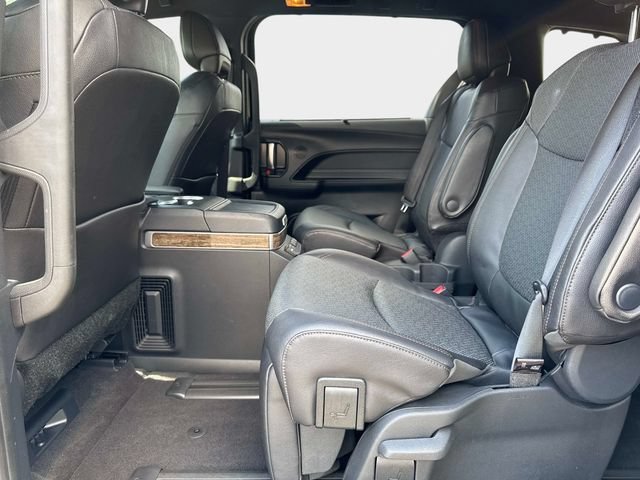 Used 2025 Toyota Sienna Platinum AWD/4WD image 11