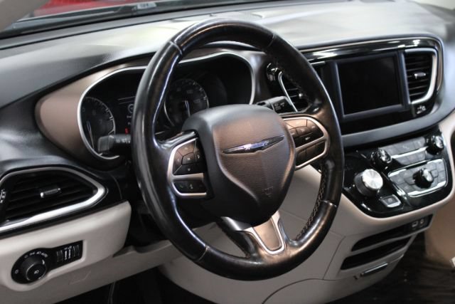 Used 2019 Chrysler Pacifica Touring-L FWD image 13