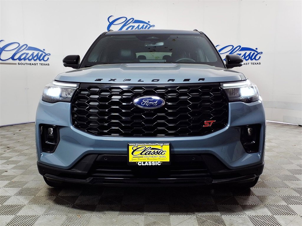 Used 2025 Ford Explorer ST image 3