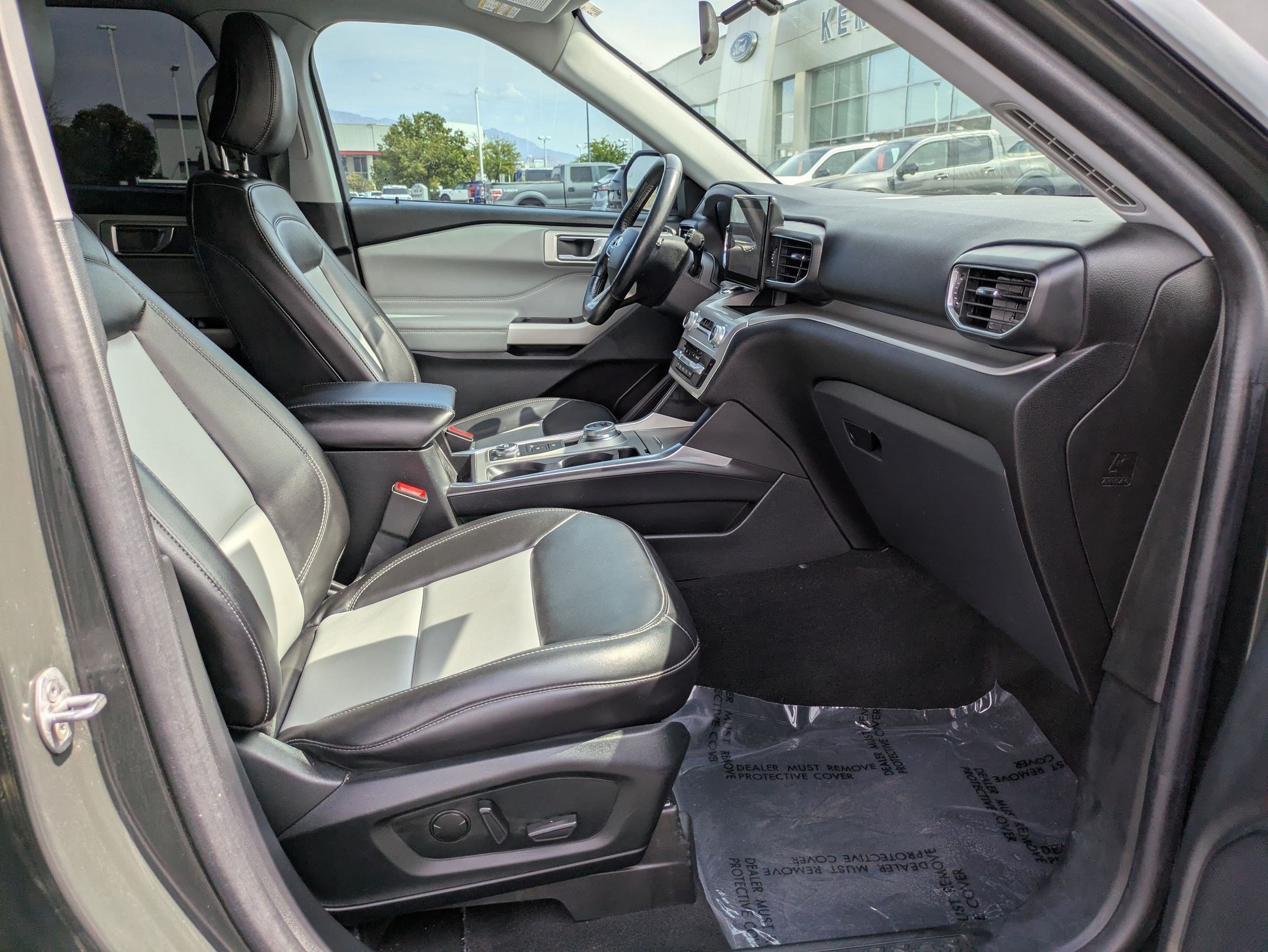Used 2022 Ford Explorer XLT w/ Equipment Group 202A AWD/4WD image 32