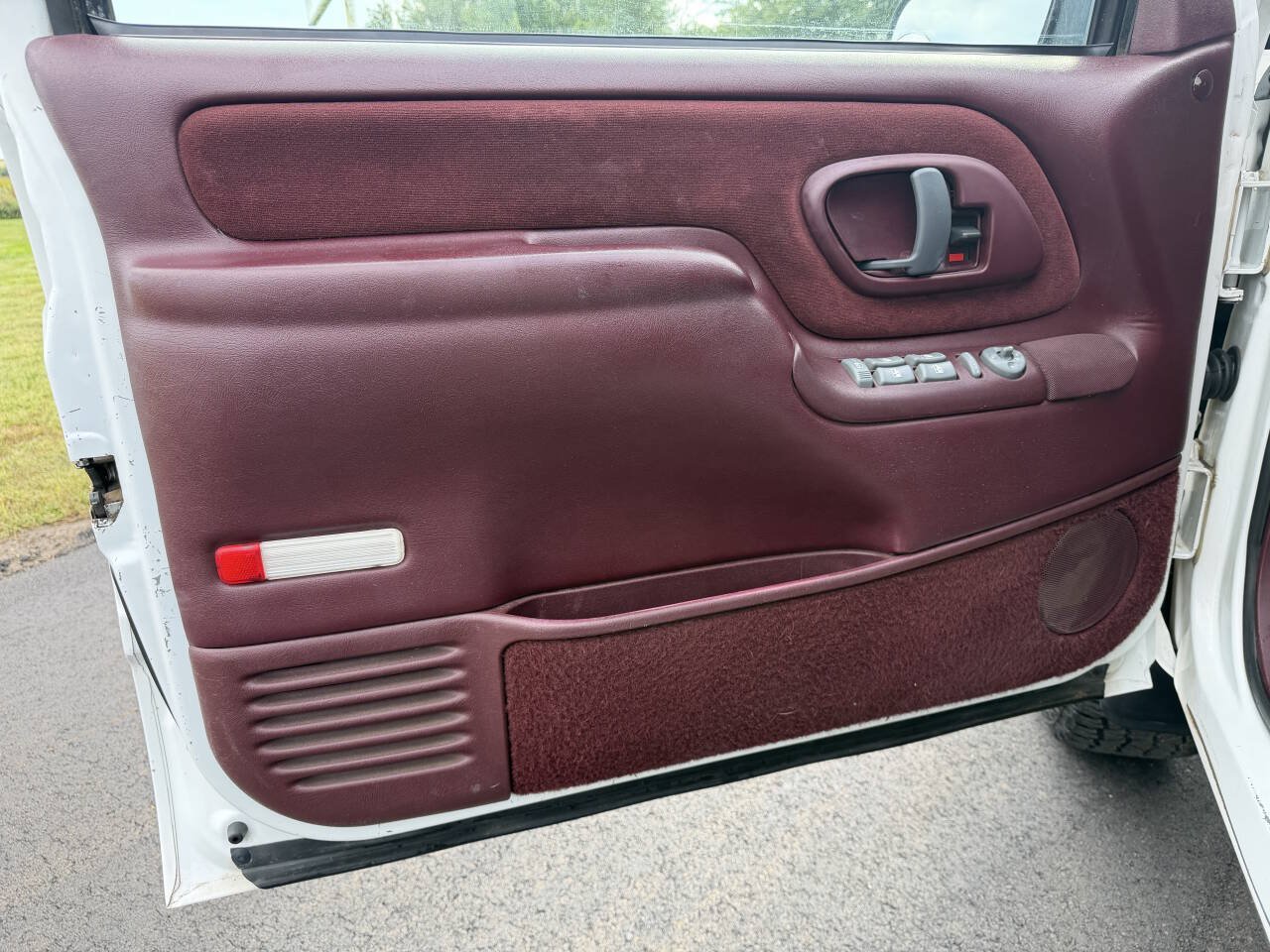 Used 1999 GMC Suburban 4WD w/ Marketing Opt Pkg 2 image 15