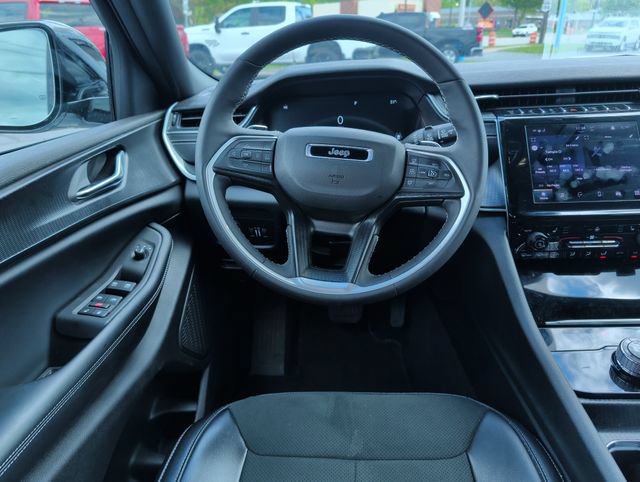 Used 2025 Jeep Grand Cherokee Altitude AWD/4WD image 2