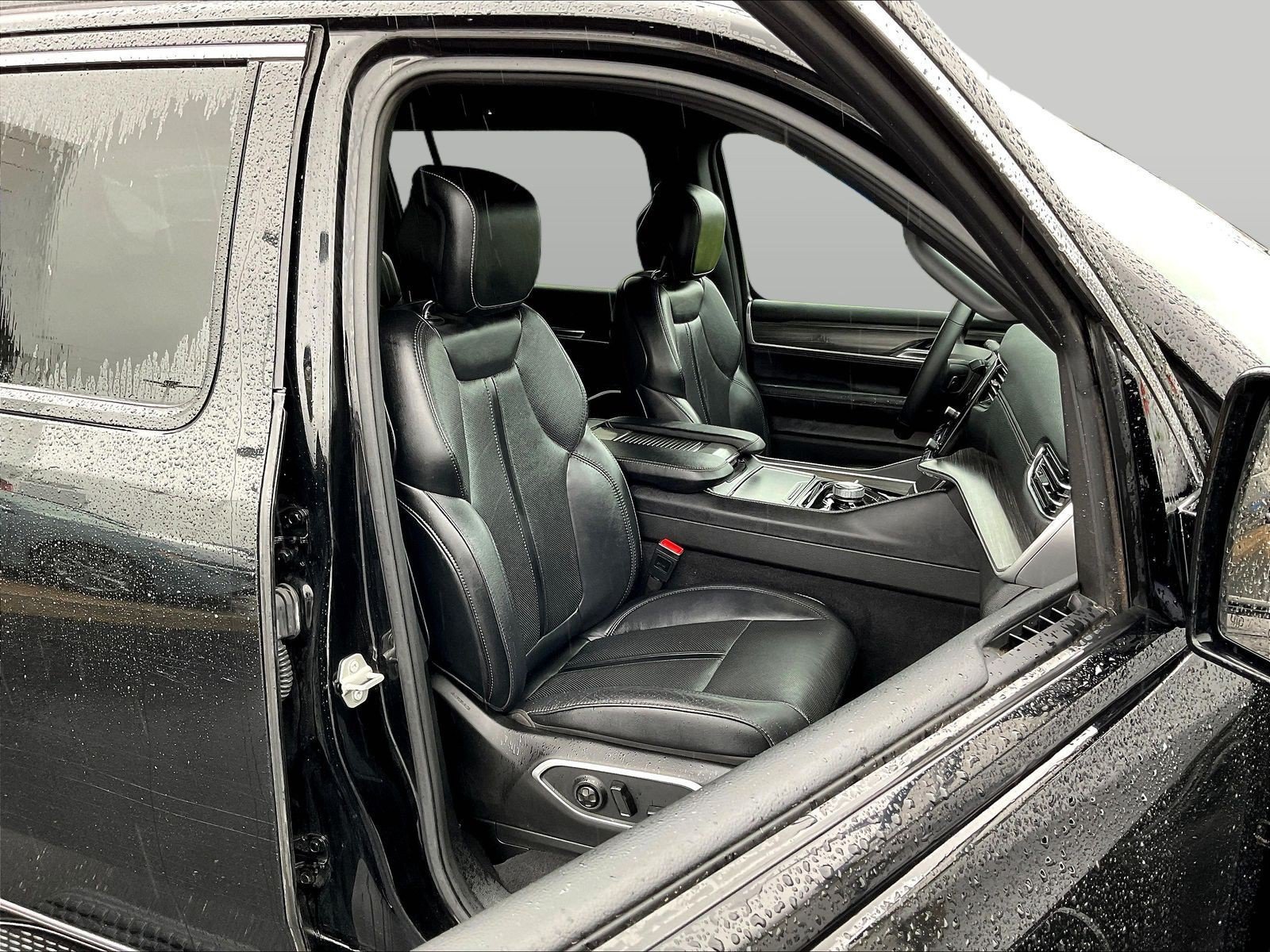 Used 2024 Jeep Wagoneer Series II w/ Flexible Seating Group AWD/4WD image 32