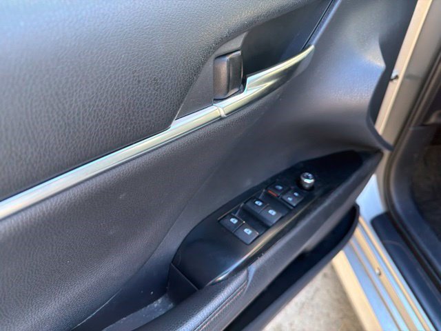 Used 2020 Toyota Camry XLE w/ Sunroof Package FWD image 17