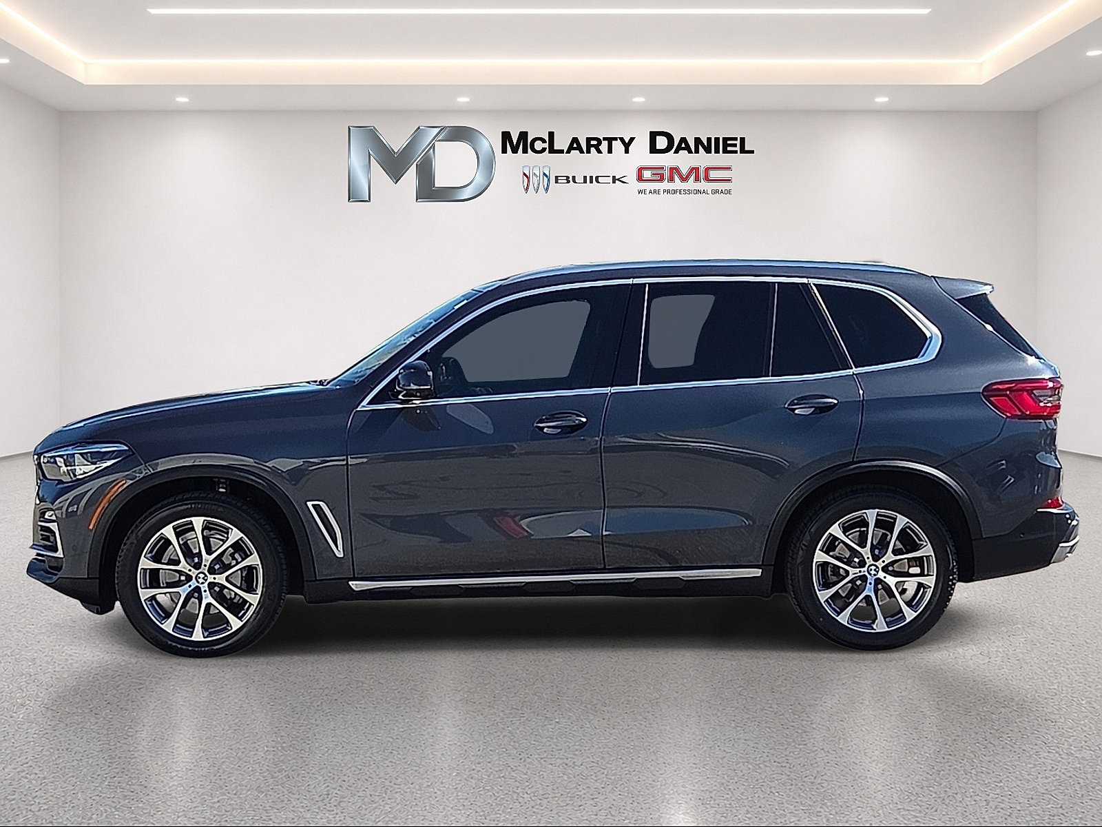 Used 2019 BMW X5 xDrive40i w/ Premium Package 2 AWD/4WD image 2