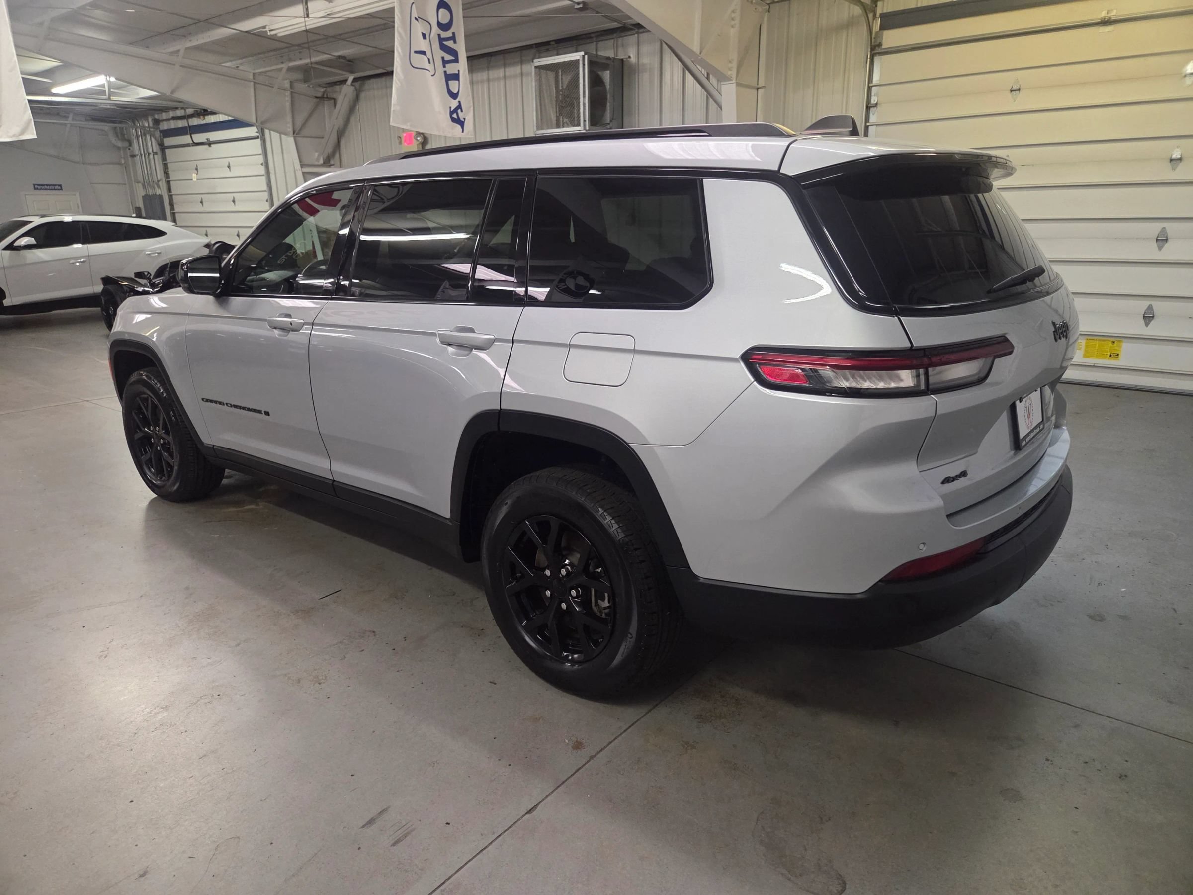 Used 2024 Jeep Grand Cherokee L Laredo AWD/4WD image 4