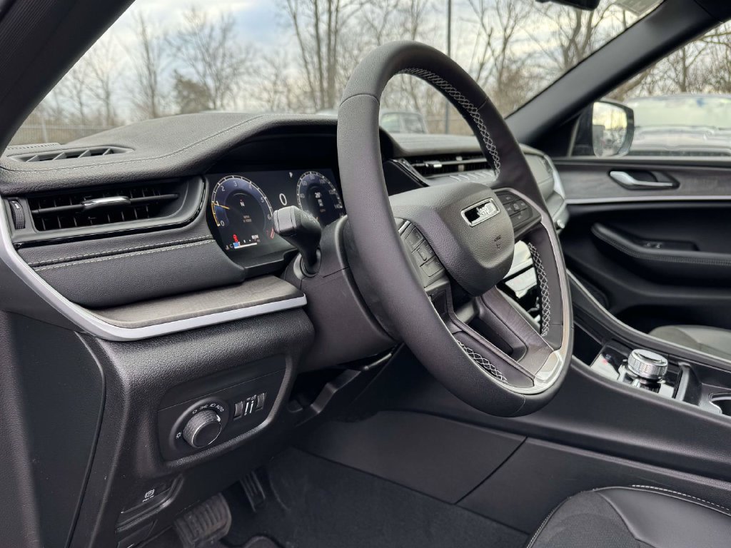 New 2026 Jeep Grand Cherokee Altitude AWD/4WD image 2