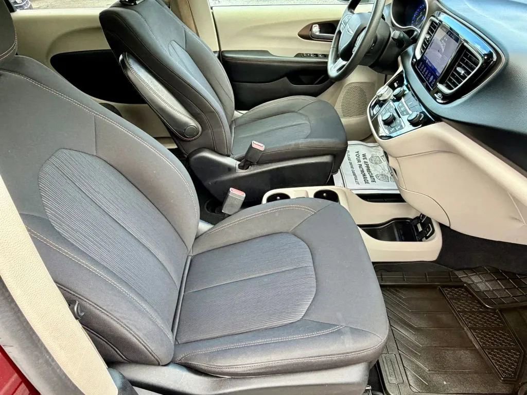 Used 2017 Chrysler Pacifica Touring FWD image 19