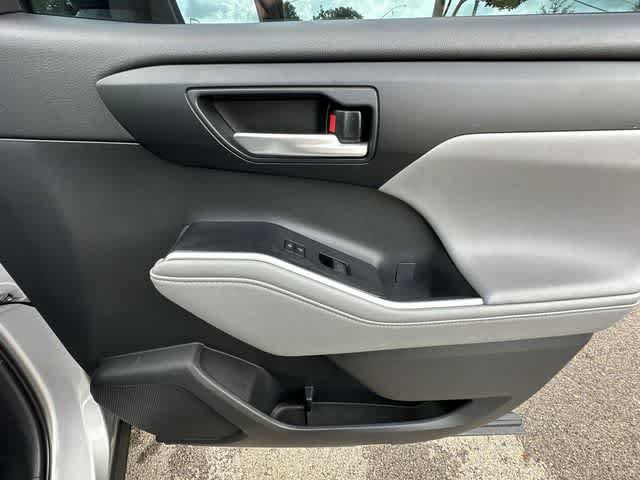 Used 2020 Toyota Highlander XLE AWD/4WD image 22