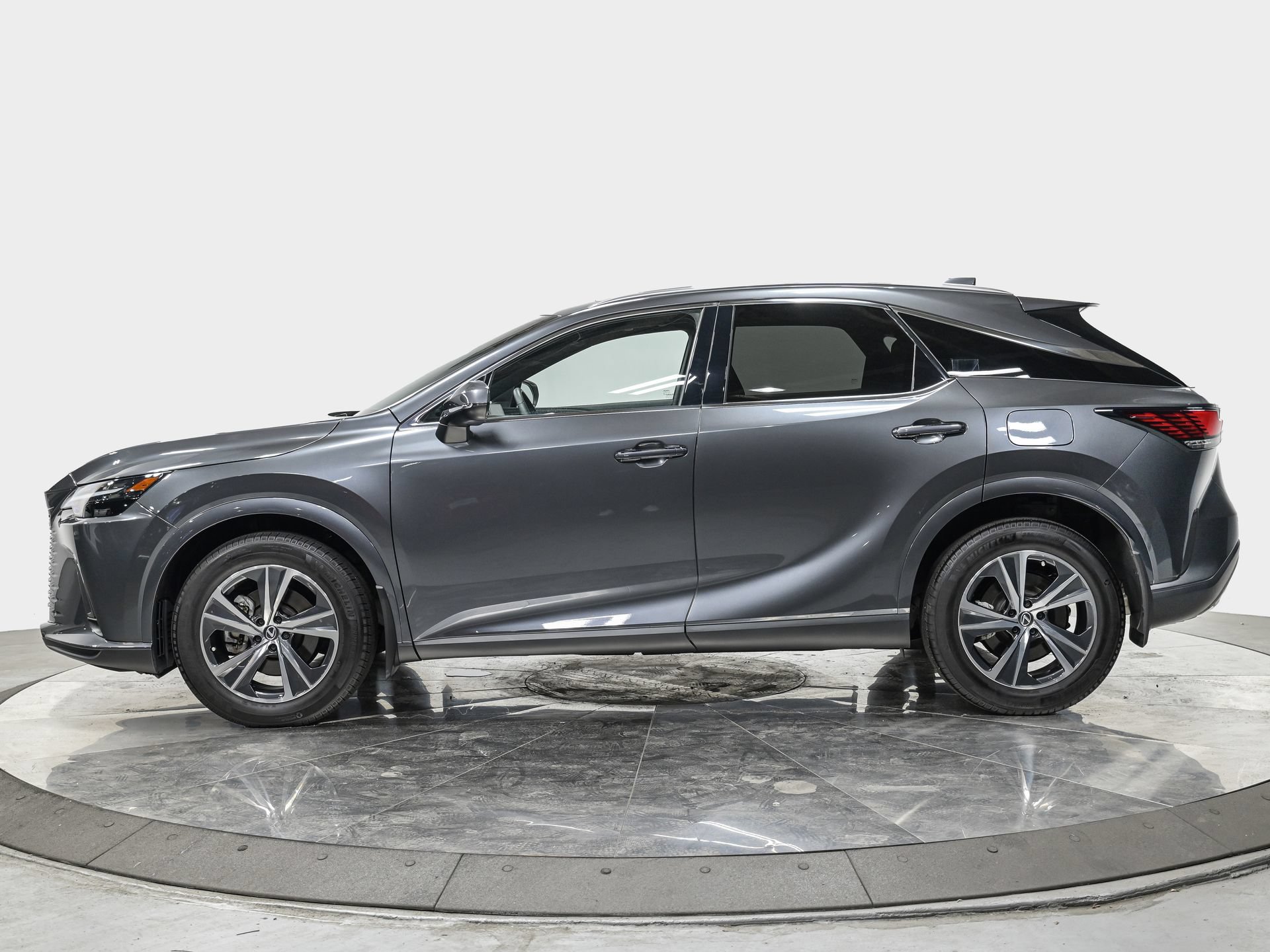 Used 2025 Lexus RX 350 Premium w/ Accessory Package AWD/4WD image 2