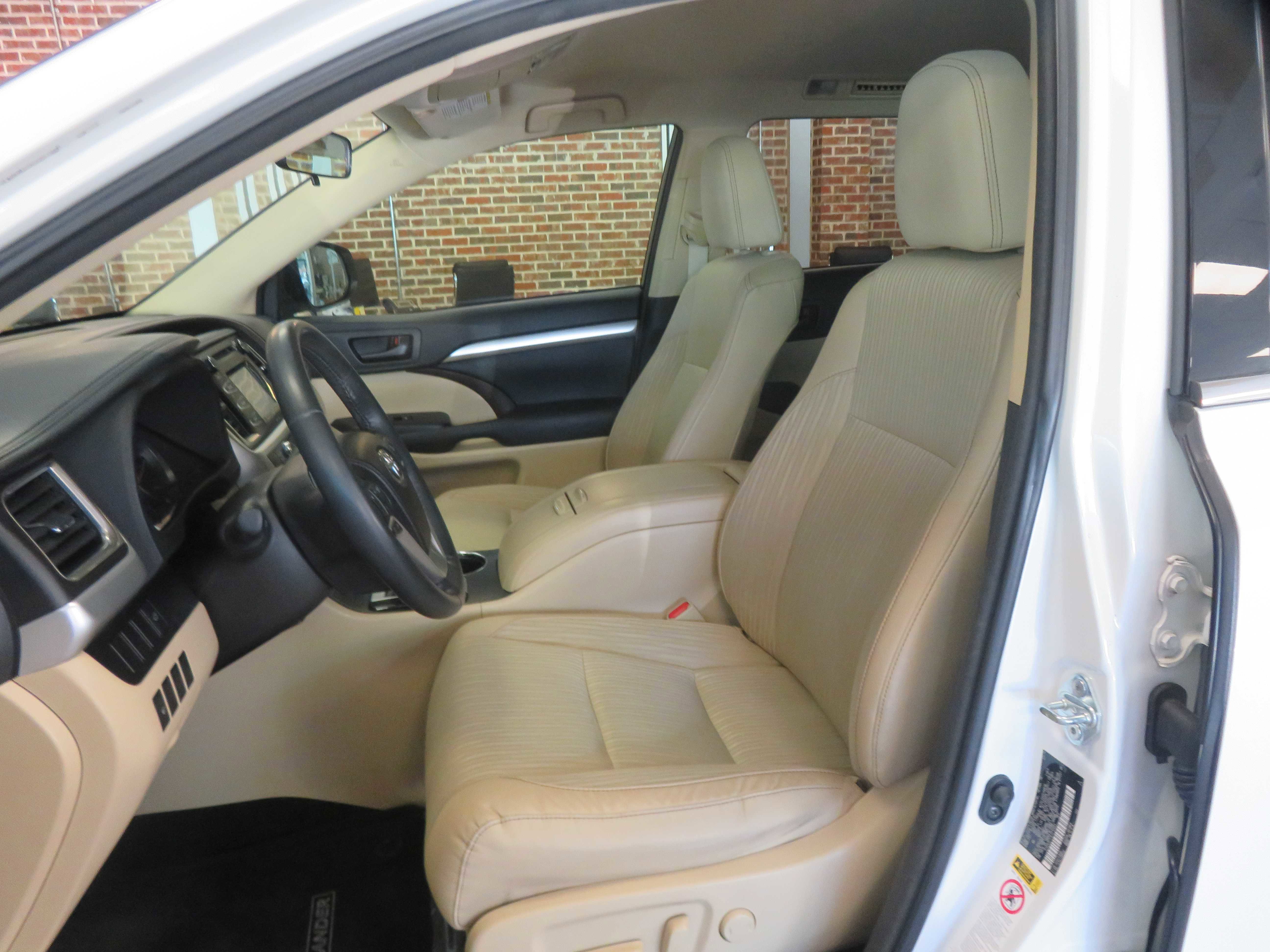 Used 2014 Toyota Highlander Plus FWD image 15