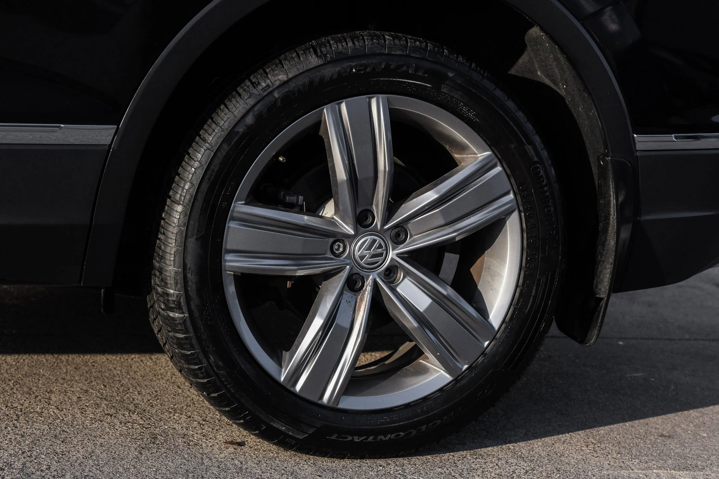 Used 2018 Volkswagen Tiguan SEL Premium image 48