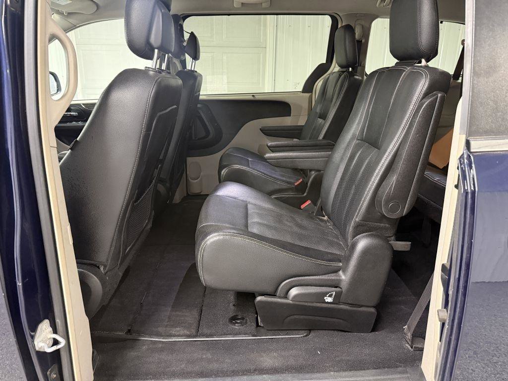 Used 2014 Chrysler Town & Country Touring-L w/ Driver Convenience Group FWD image 17