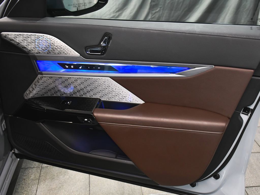 Used 2024 BMW i7 xDrive60 image 22