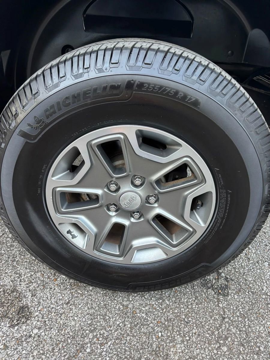 Used 2015 Jeep Wrangler Unlimited Rubicon w/ Connectivity Group image 23