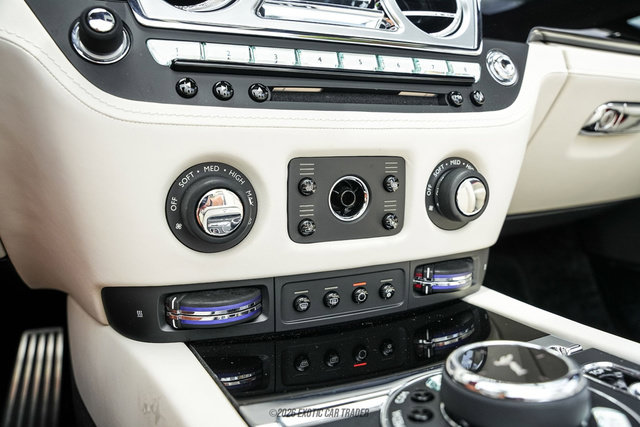 Used 2019 Rolls-Royce Dawn RWD image 55