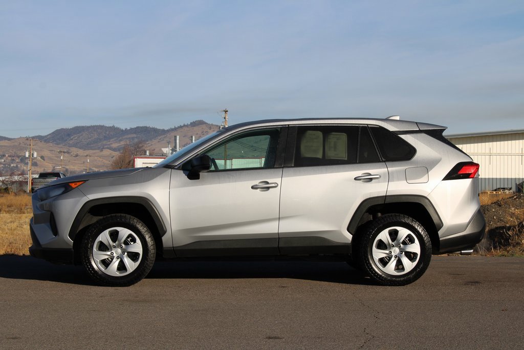 Used 2022 Toyota RAV4 LE image 3