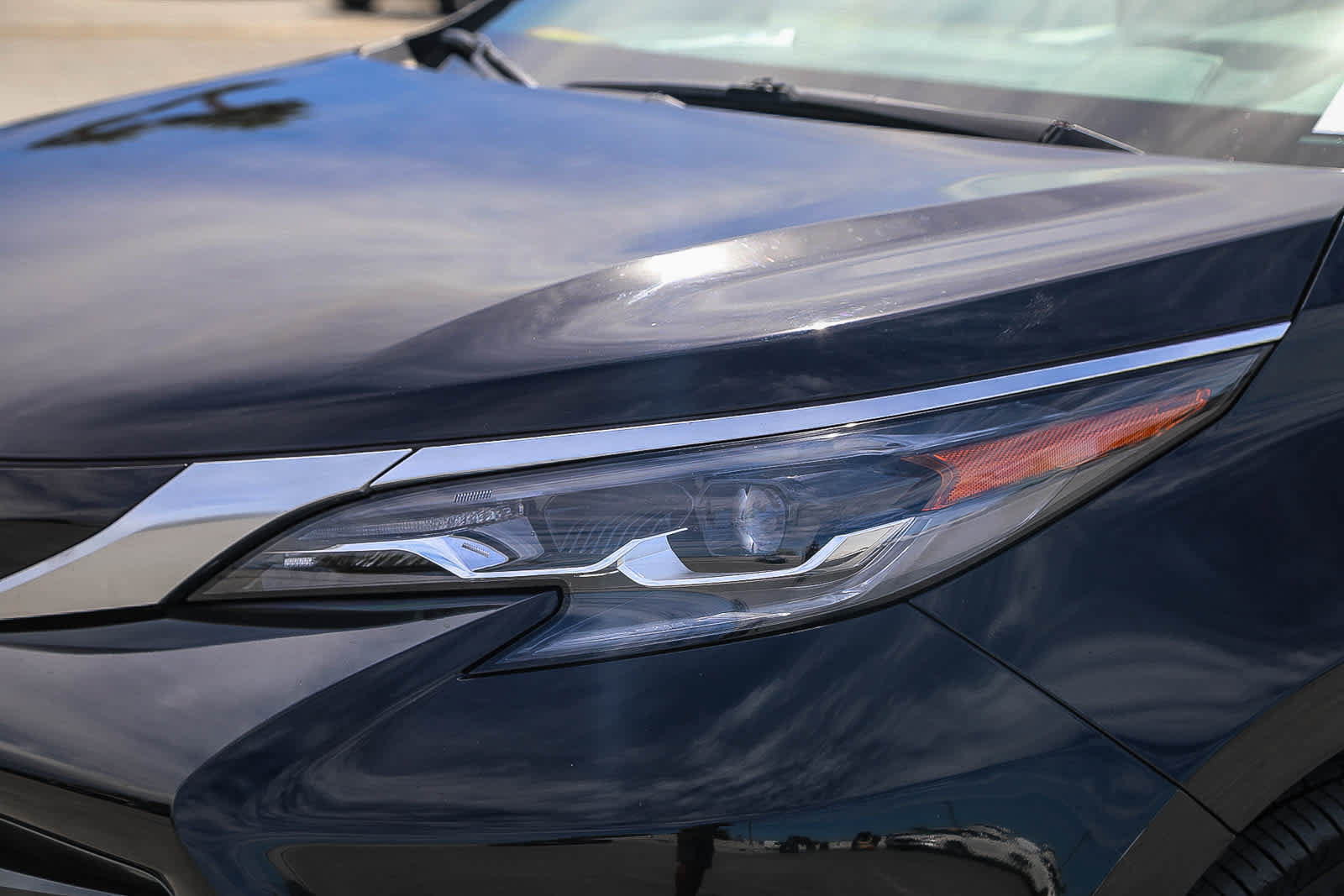 Used 2024 Toyota Sienna Platinum AWD/4WD image 8