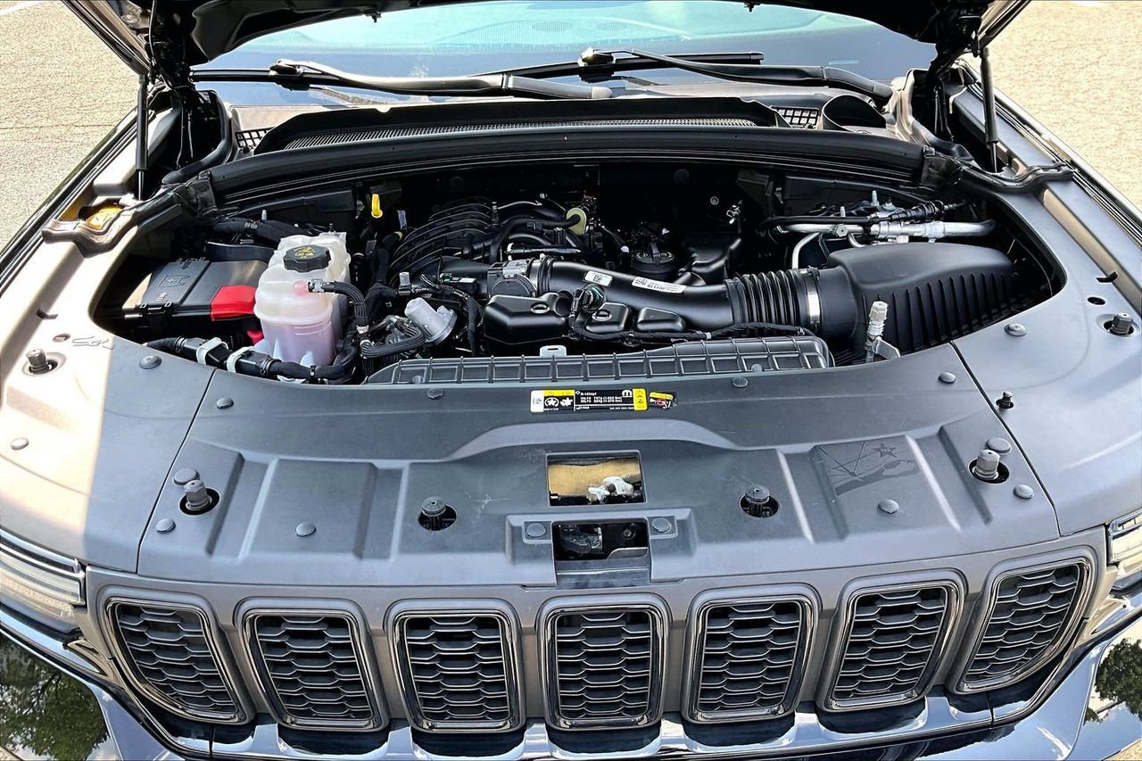 Certified 2024 Jeep Grand Cherokee Altitude AWD/4WD image 37