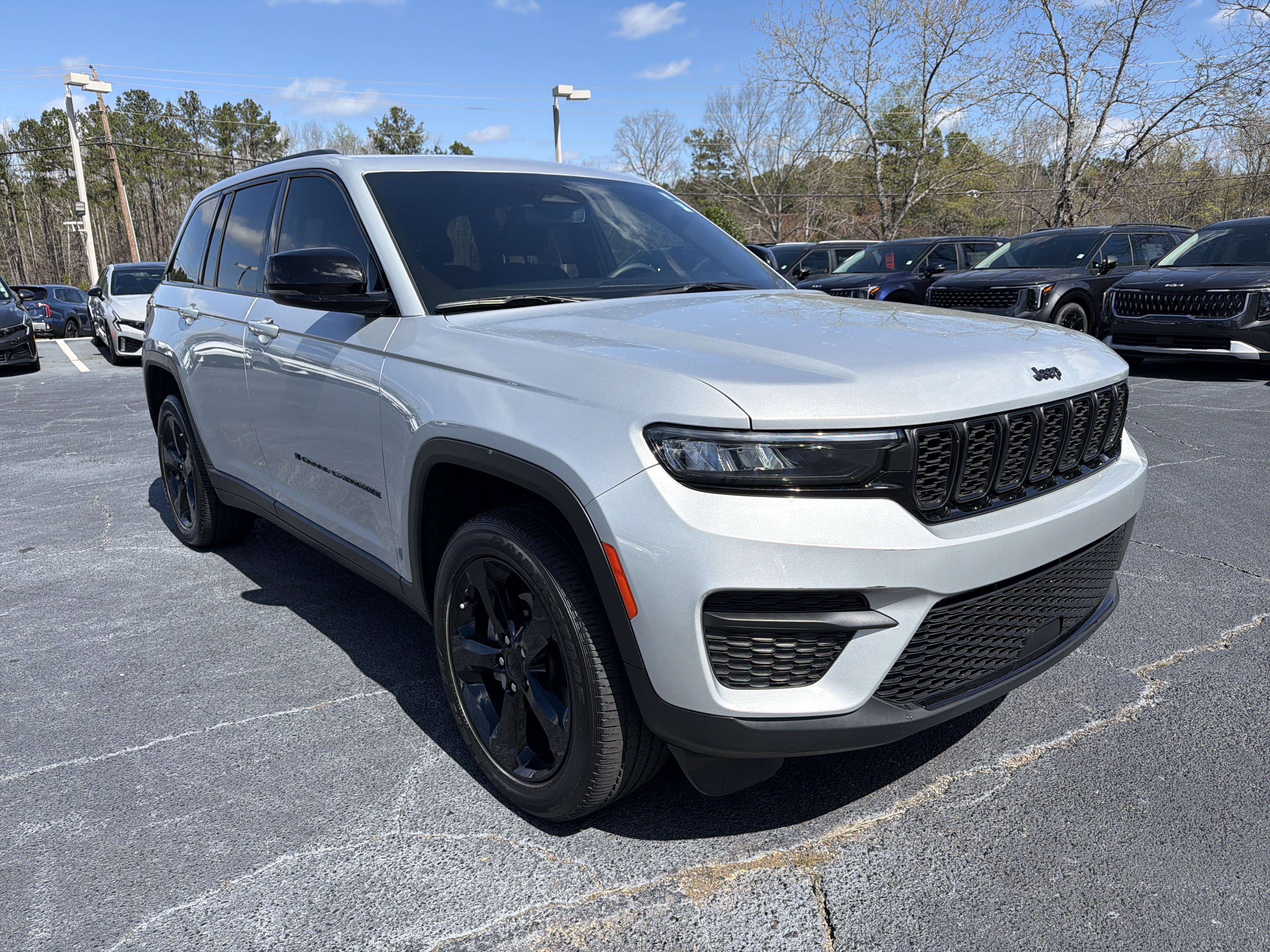 Used 2023 Jeep Grand Cherokee Altitude AWD/4WD image 3
