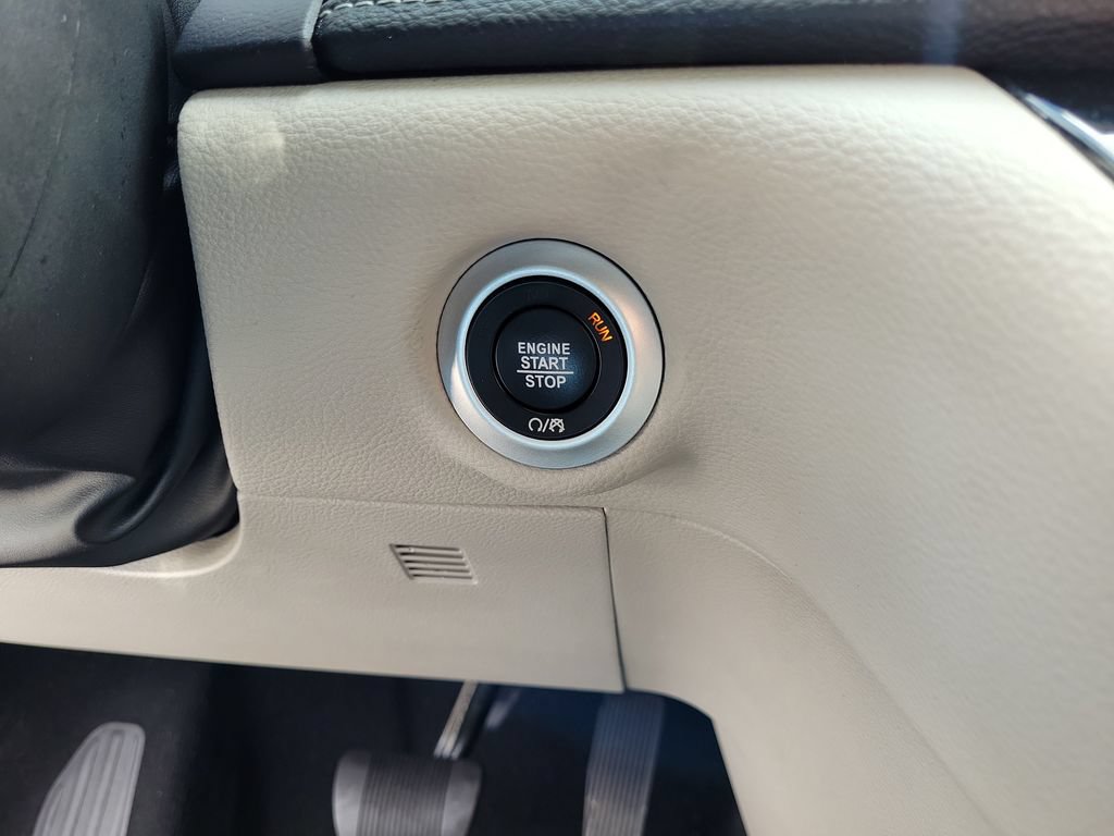 Used 2023 Chrysler Pacifica Touring-L FWD image 39