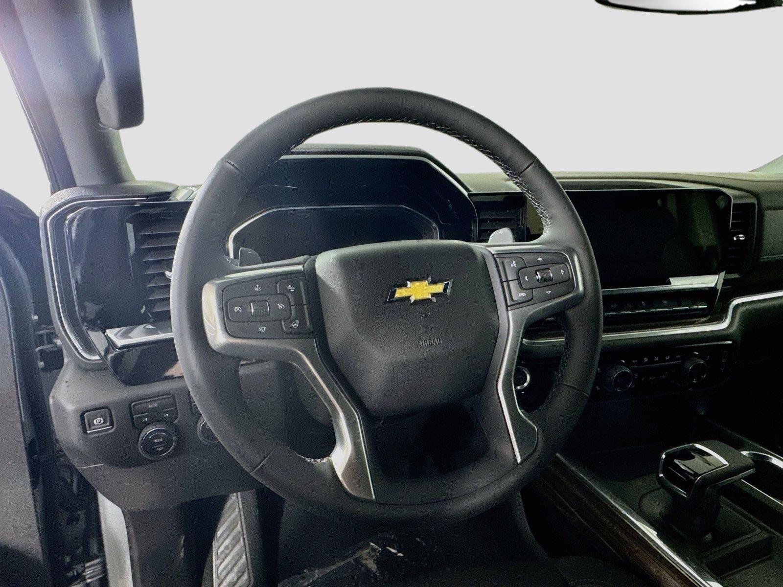 Used 2025 Chevrolet Silverado 1500 LT AWD/4WD image 5