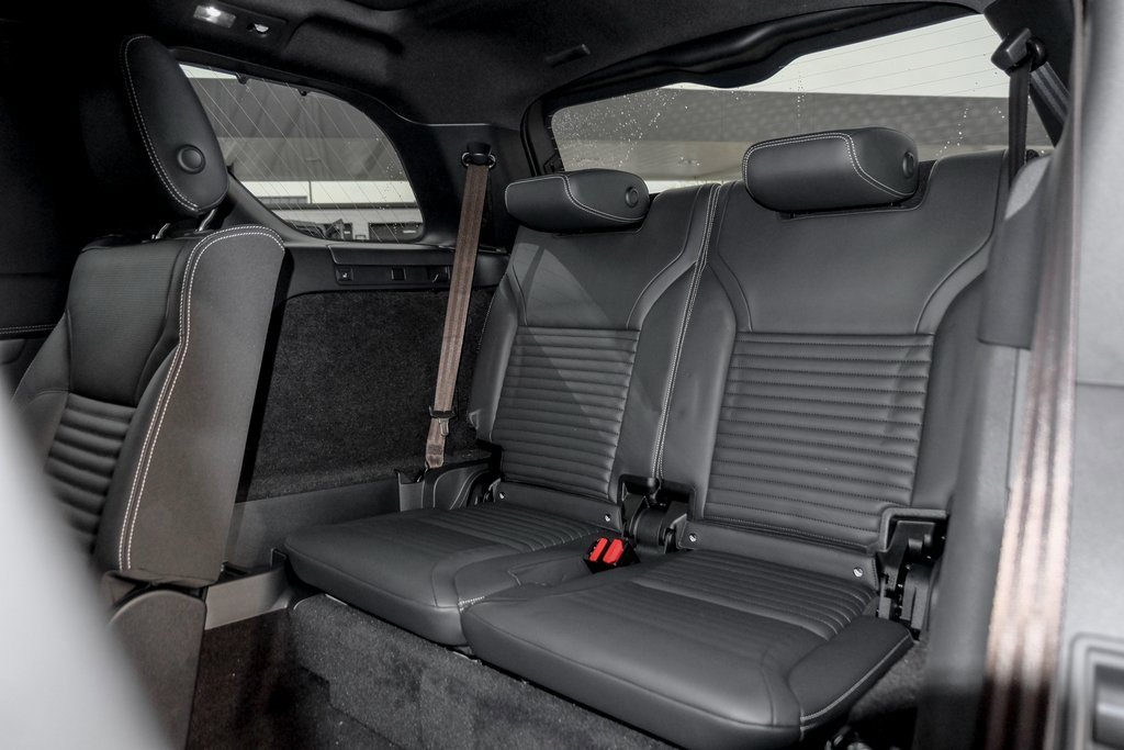 Used 2025 Land Rover Discovery Dynamic SE image 20