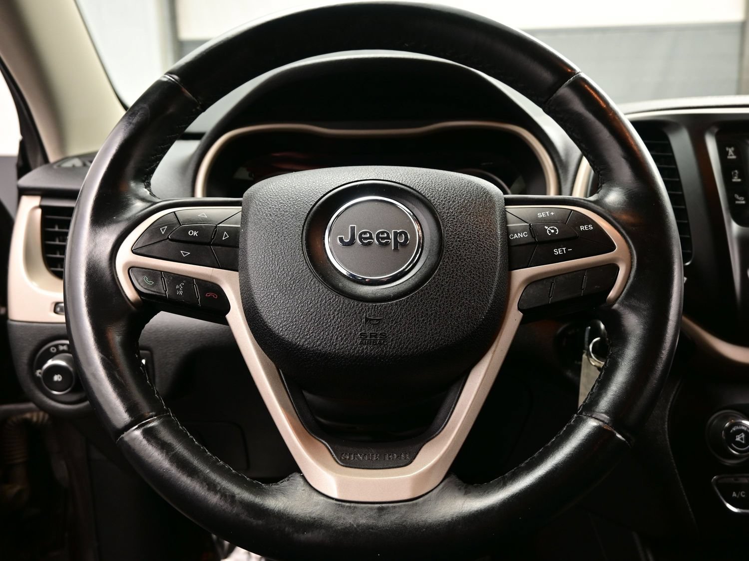 Used 2014 Jeep Cherokee Latitude FWD image 23