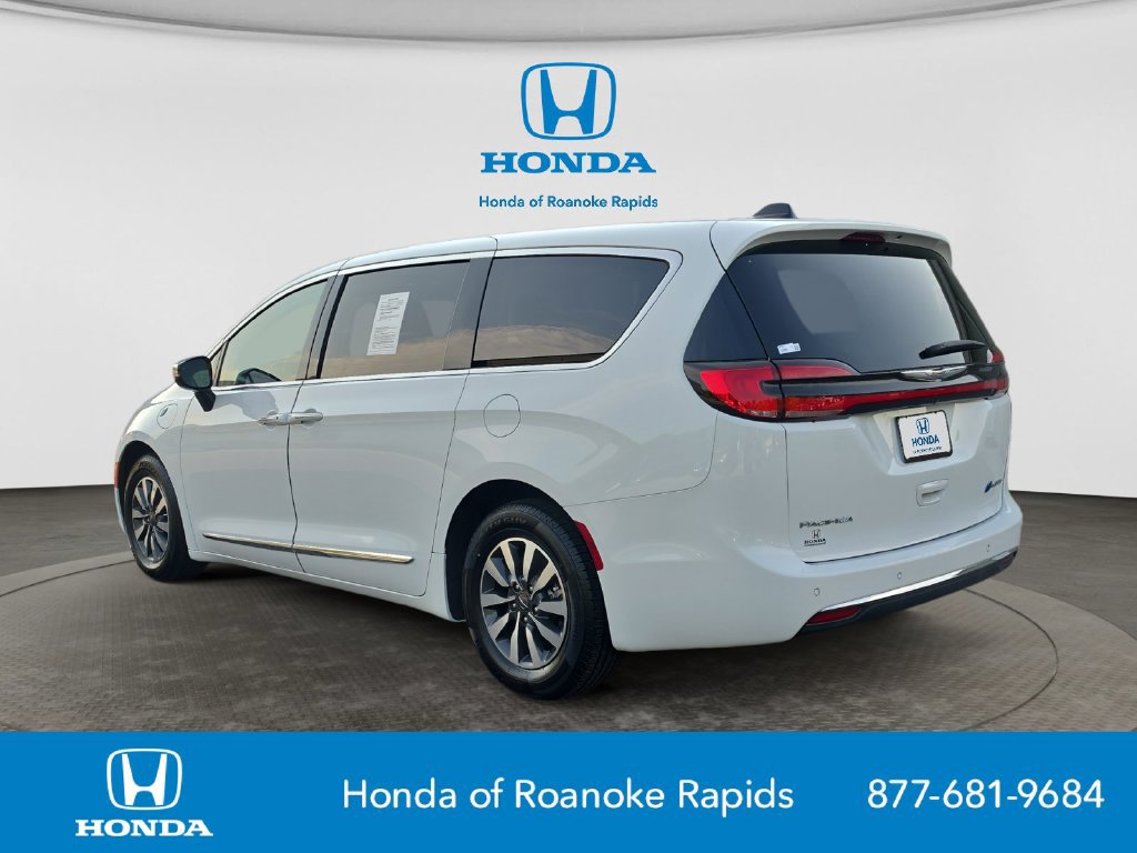 Used 2023 Chrysler Pacifica Limited FWD image 3
