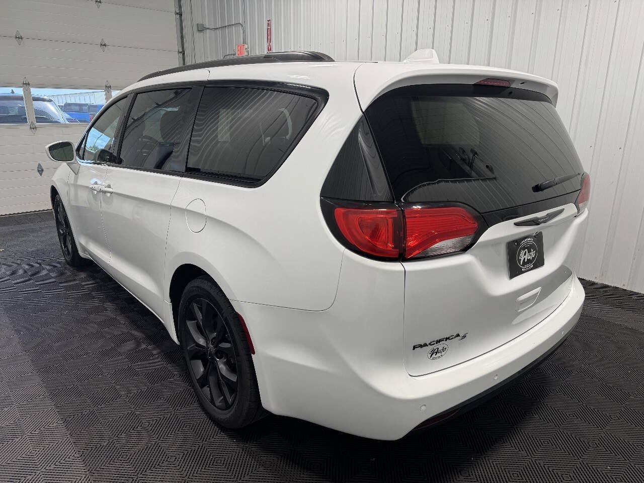 Used 2018 Chrysler Pacifica Touring Plus w/ S Appearance Package FWD image 4