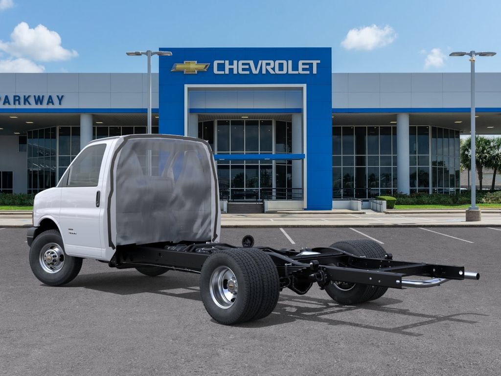 New 2026 Chevrolet Express 4500 w/ School Bus Package RWD image 3