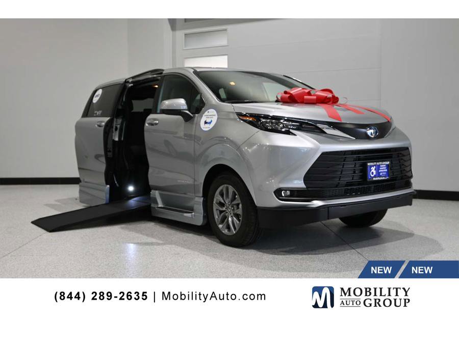 New 2025 Toyota Sienna XLE w/ XLE Plus Package image 1