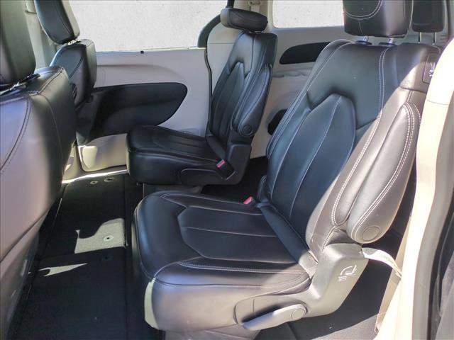 Used 2023 Chrysler Pacifica Touring-L FWD image 17