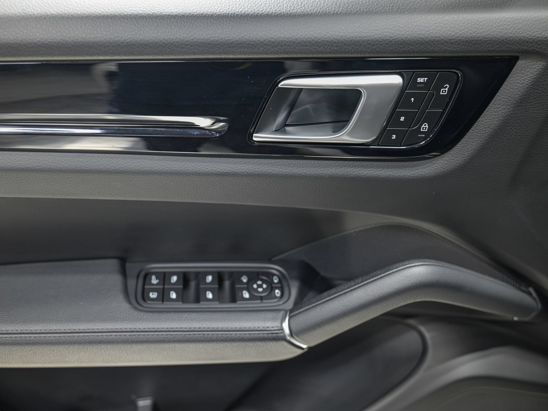 Used 2022 Porsche Cayenne Platinum Edition AWD/4WD image 13