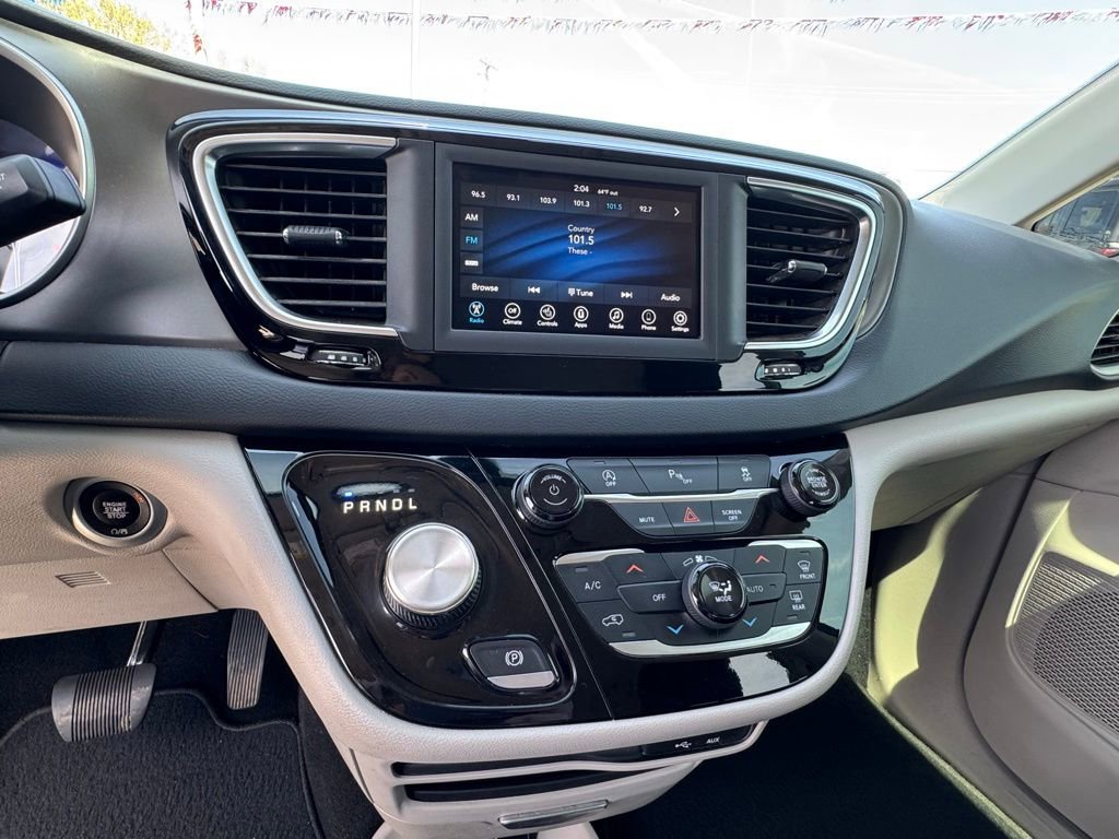 Used 2020 Chrysler Pacifica Touring-L w/ Tire & Wheel Group image 29