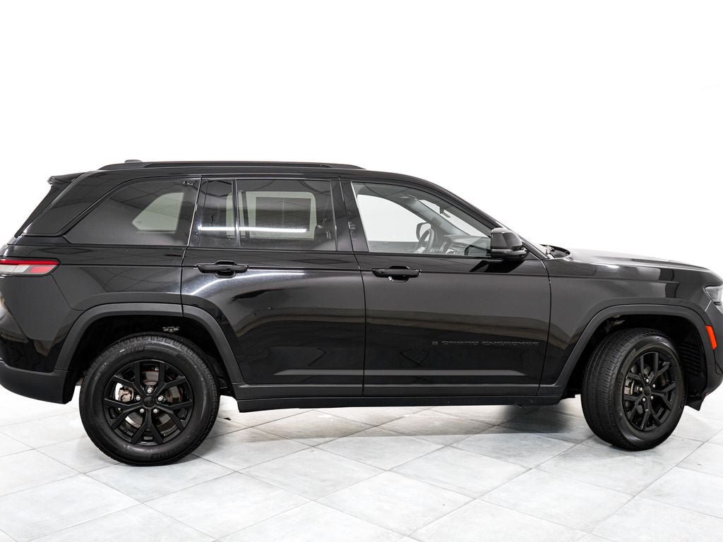 Used 2025 Jeep Grand Cherokee Altitude AWD/4WD image 7