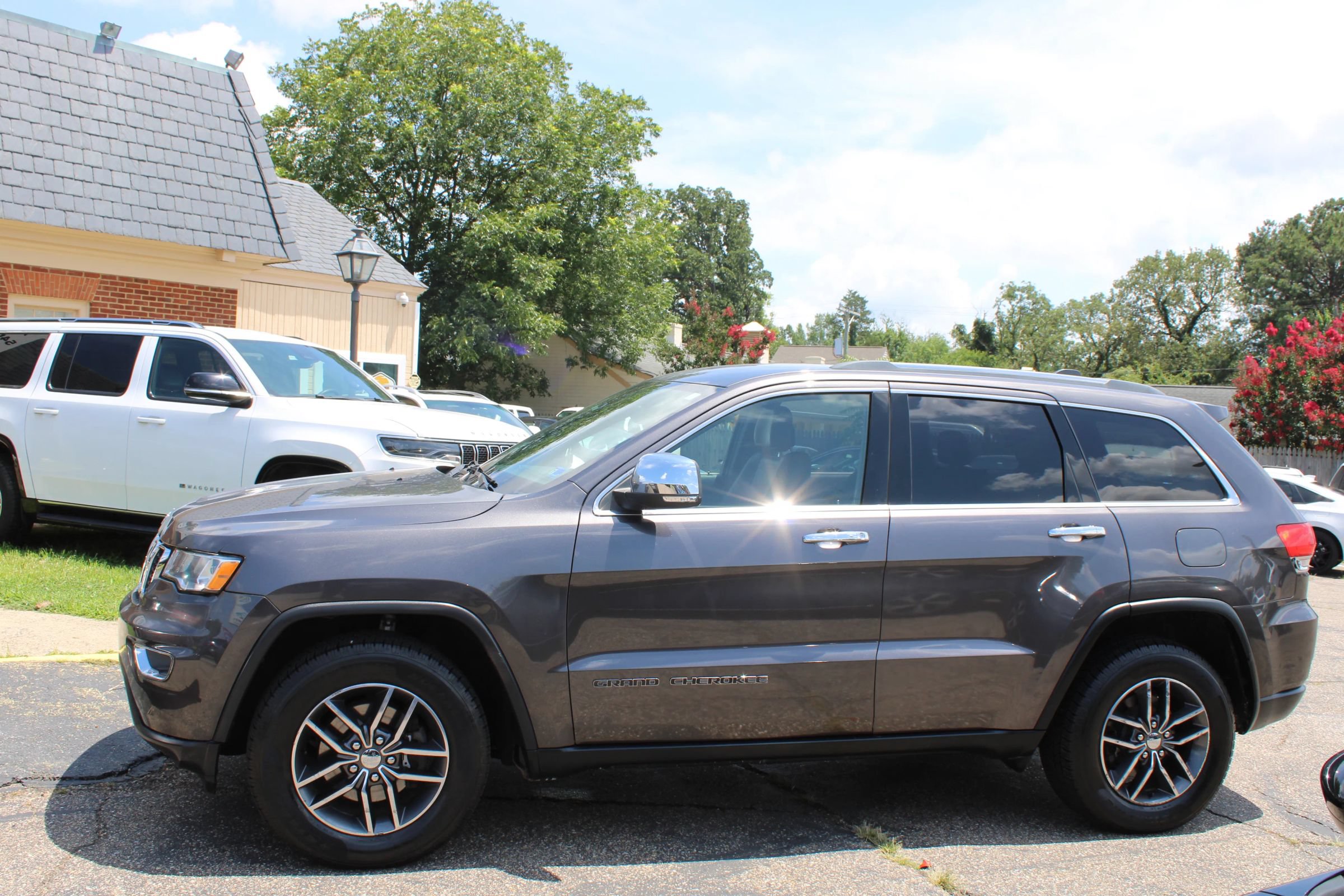 Used 2017 Jeep Grand Cherokee Limited AWD/4WD image 4