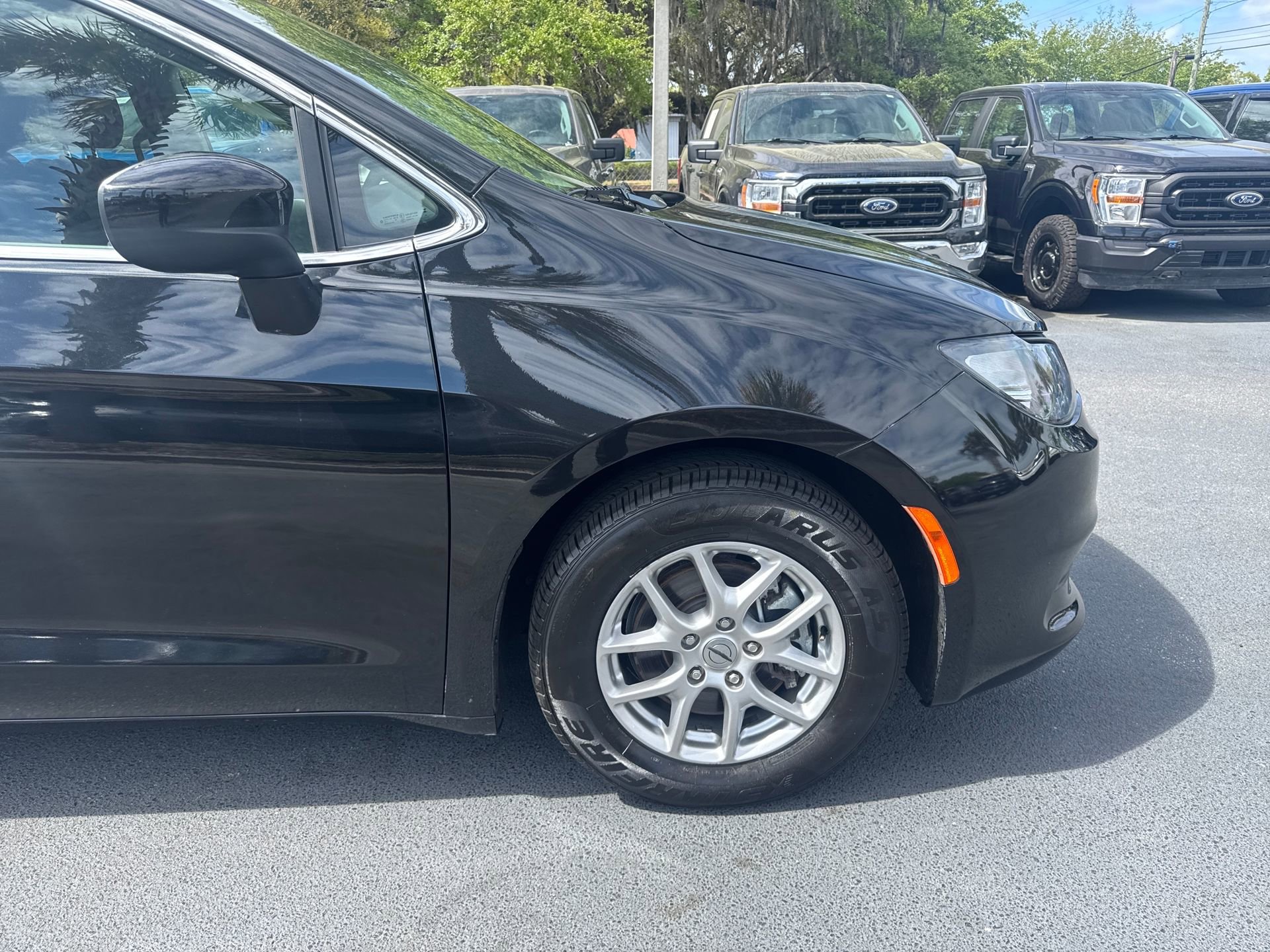 Used 2023 Chrysler Voyager LX image 4