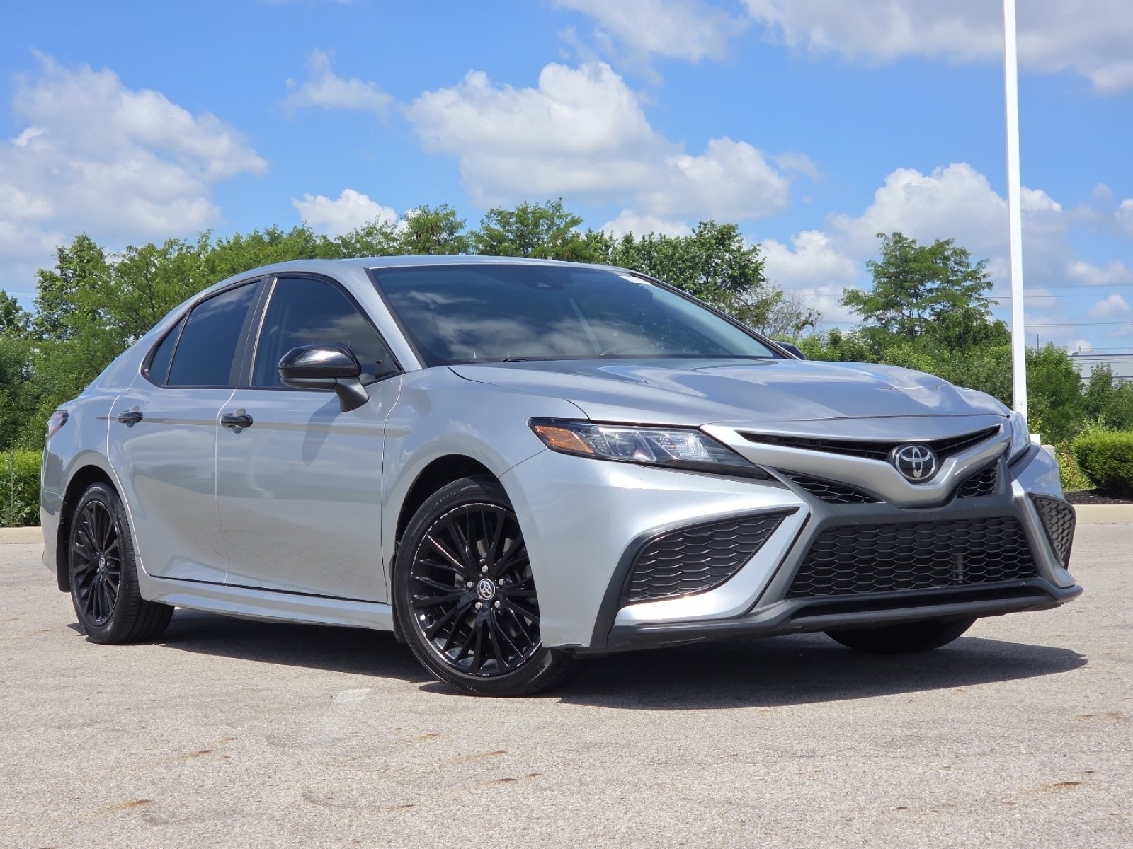 Used 2021 Toyota Camry SE FWD image 2