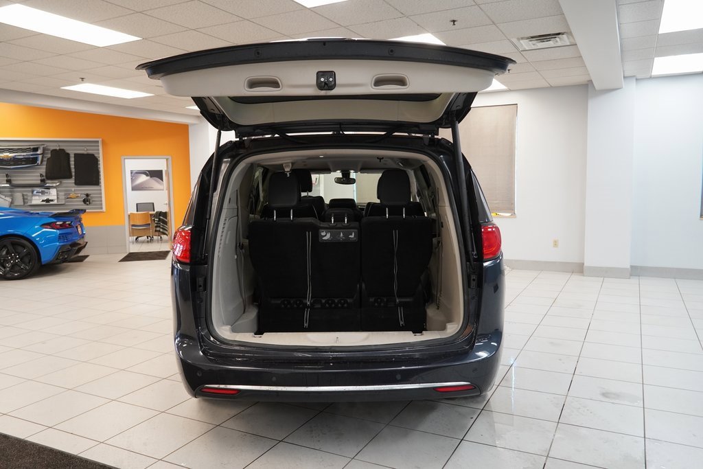 Used 2019 Chrysler Pacifica Touring-L image 9