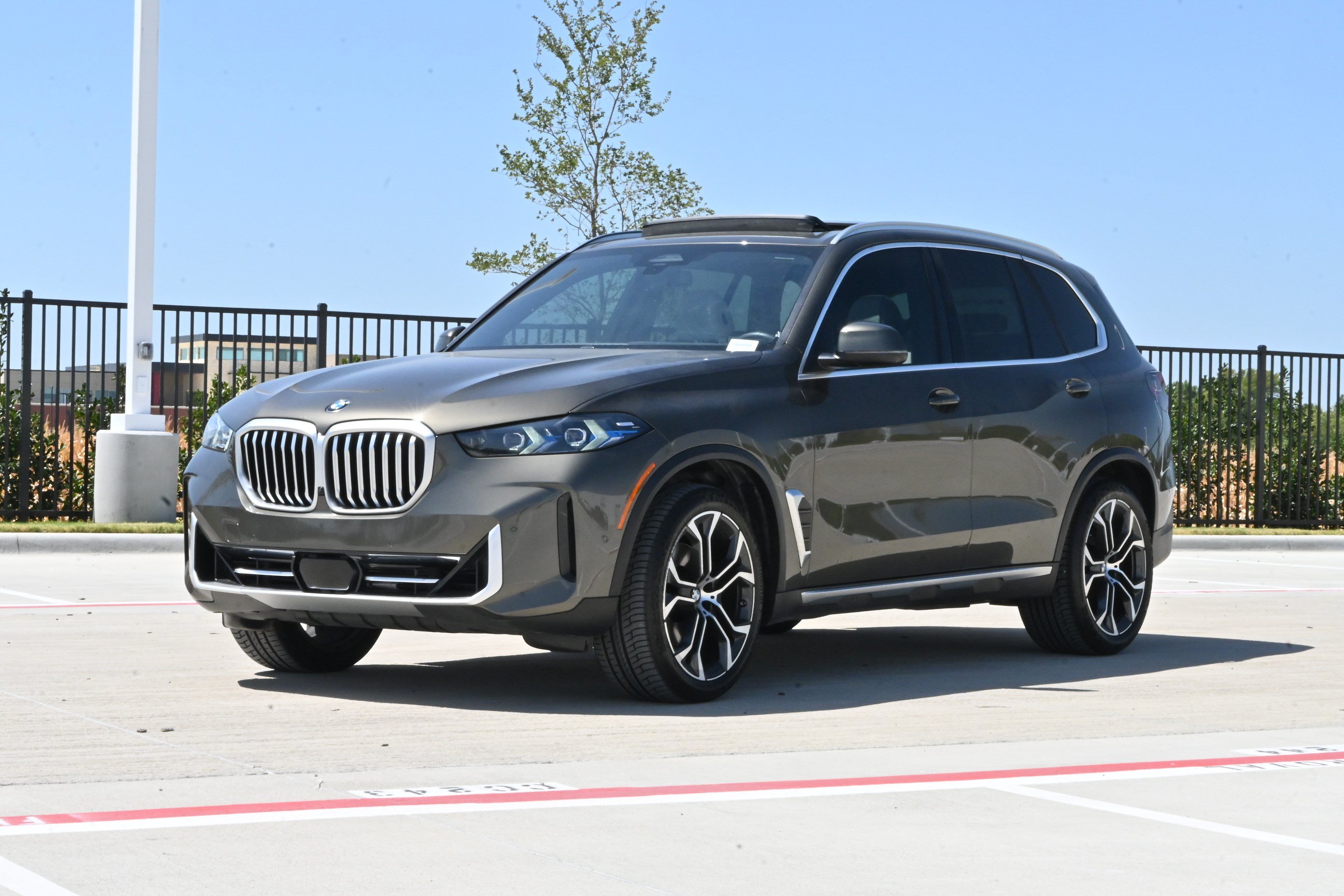 Certified 2025 BMW X5 sDrive40i w/ Premium Package RWD image 5